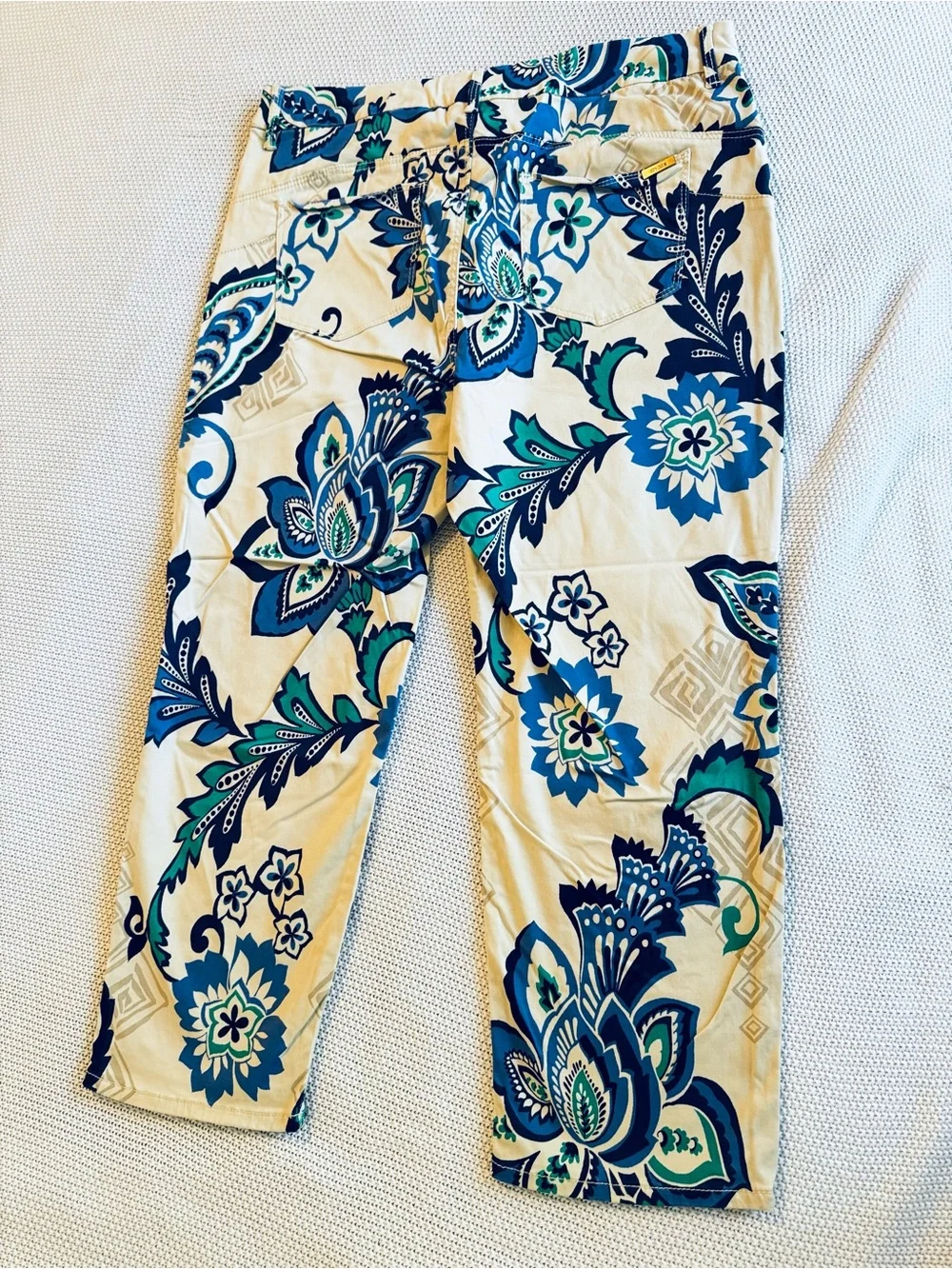 CHICO’S So Lifting Crop Cream & Blue Paisley Floral Cropped Straight-Leg Pants